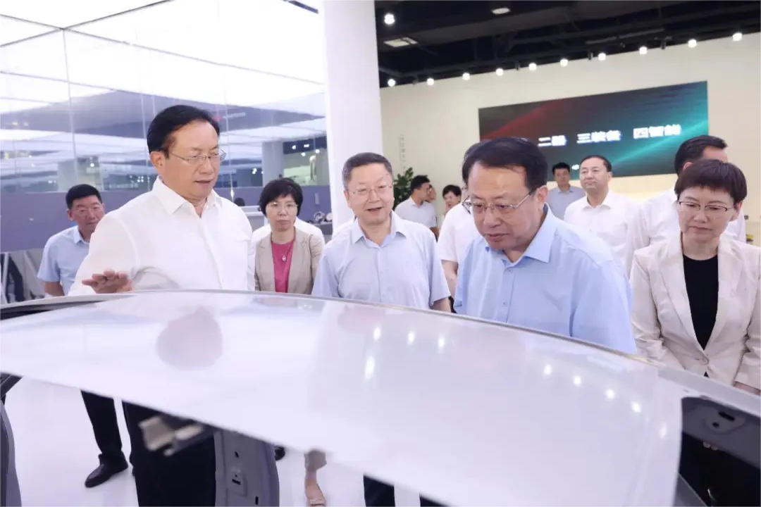 上海市委副書記、市長龔正來鄂交流期間考察華工科技