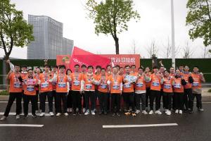 青春接力，向“光”奔跑，華工科技跑團(tuán)燃情2024光谷馬拉松